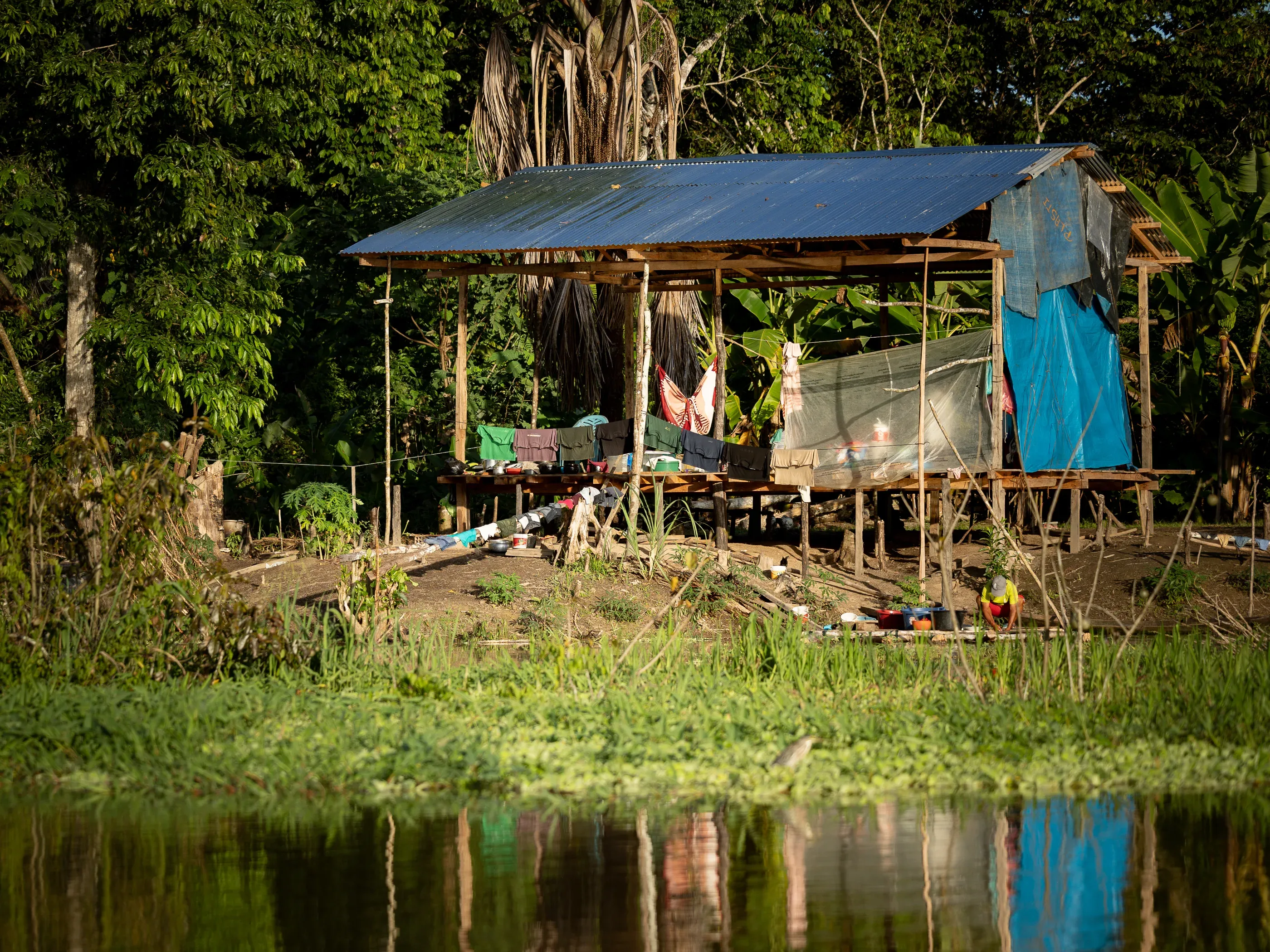 Vaiadel jõekalda maja